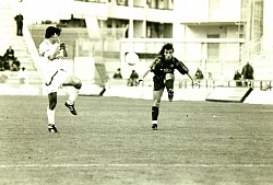 Gigi Prete in azione durante ll derby  Taranto  - Bari - serie B