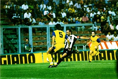 Gigi Prete  segue  in azione Antonio Conte con Alessio del Piano di spalle (5)