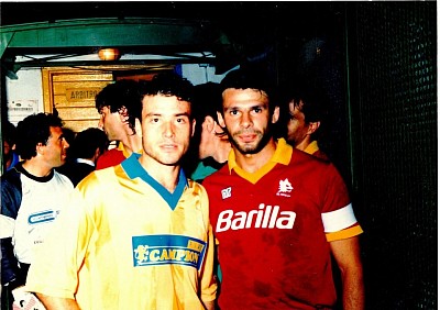 Era  il 1988  e allo stadio Matusa di Frosinone si disputa una partita emichevole di lusso tra il Frosinone calcio e la  Roma.  Gigi Prete insieme al capitano Sebino Nela. dietro  Marco Cari (portiere Frosinone)